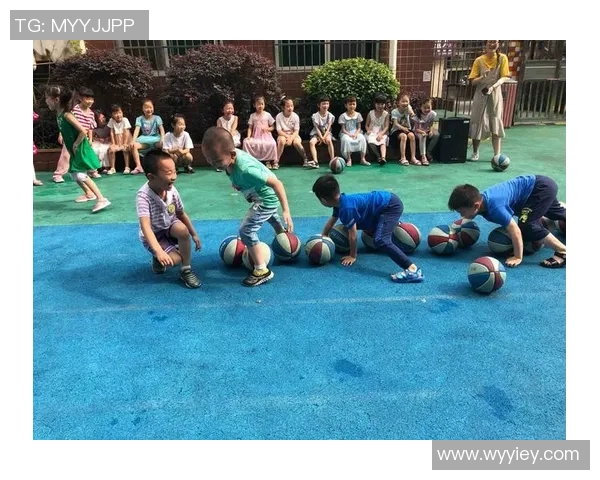 同学们在操场上踢足球的快乐时光与精彩瞬间